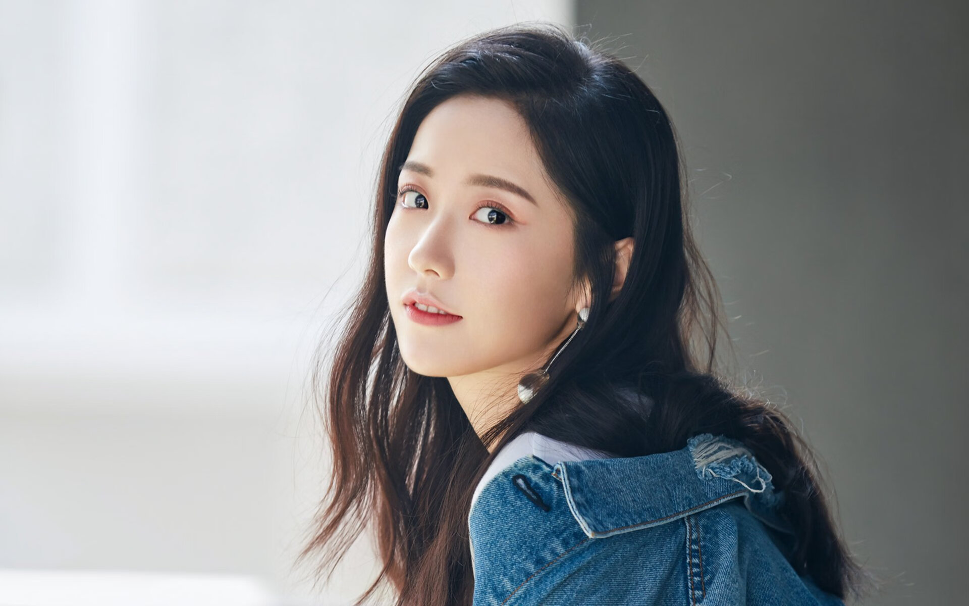 蝶泳新秀中立代表队A助力突破,蝶泳女选手